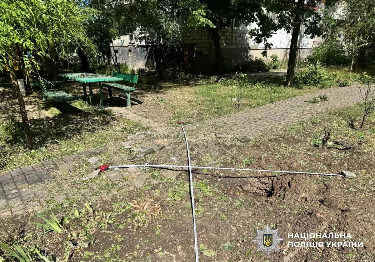 Наслідки російських обстрілів у Херсоні: пошкоджені будинки, рятувальники на місці події 5