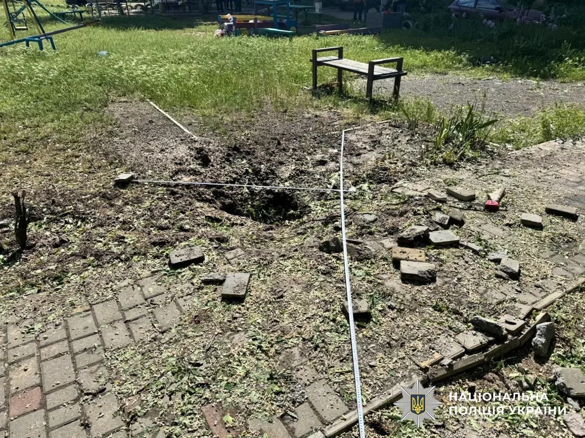 Наслідки російських обстрілів у Херсоні: пошкоджені будинки, рятувальники на місці події 6