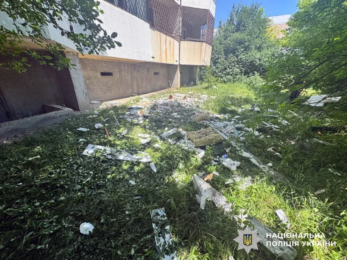 Наслідки російських обстрілів у Херсоні: пошкоджені будинки, рятувальники на місці події 9