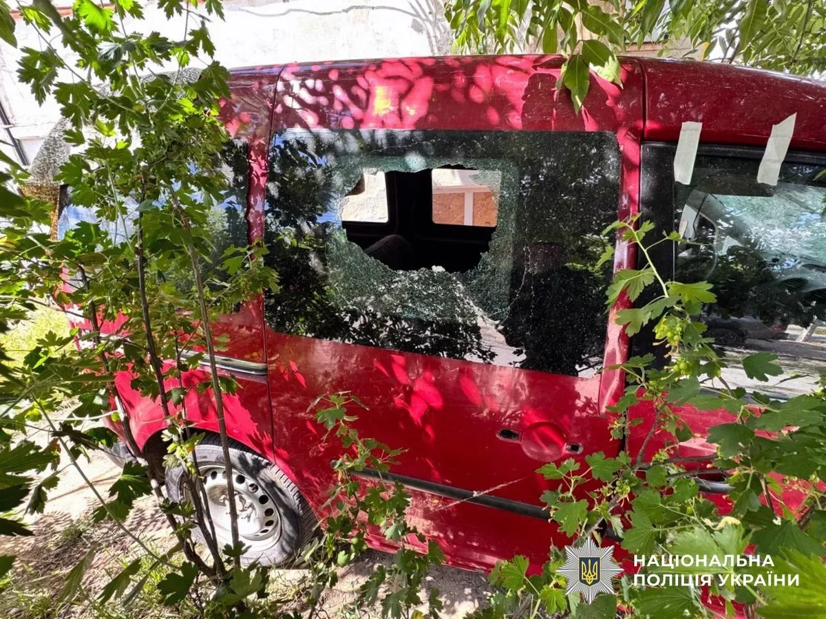 Пошкоджені будинки та автомобілі після обстрілів на Херсонщині, працівники ДСНС та поліції на місці події 2