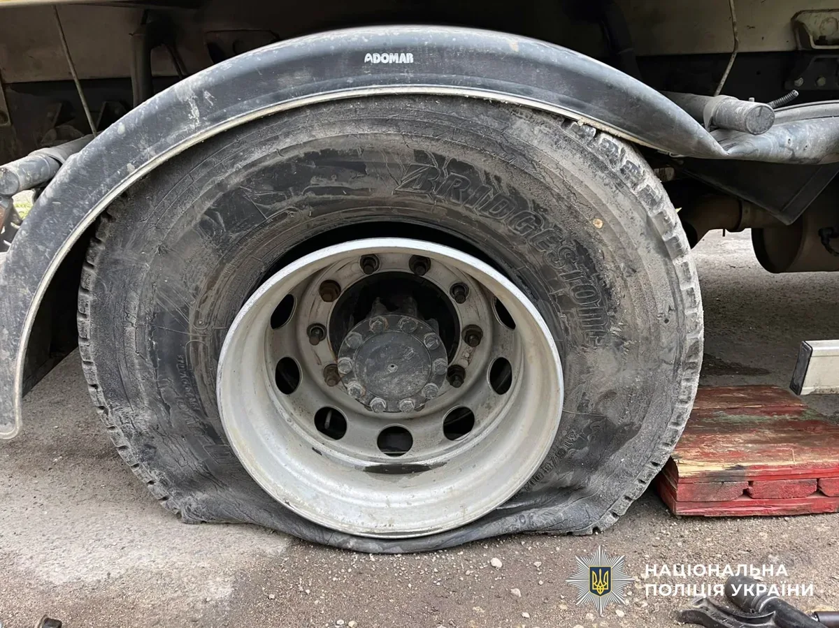 Пошкоджені будинки та автомобілі після обстрілів на Херсонщині, працівники ДСНС та поліції на місці події 6
