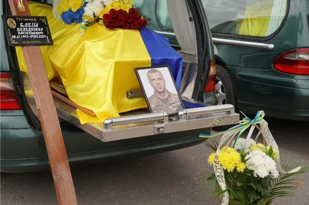 Портрет загиблого військовослужбовця Володимира Бабія на синьо-жовтому фоні або з символікою ЗСУ 1