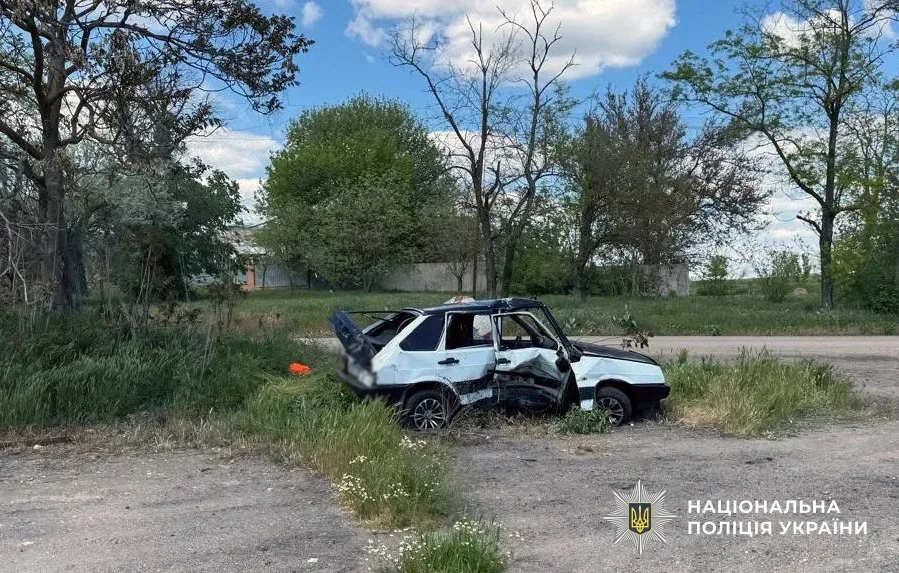 Поліцейський оглядає місце смертельної ДТП, де перекинувся автомобіль «ВАЗ 21093» 1