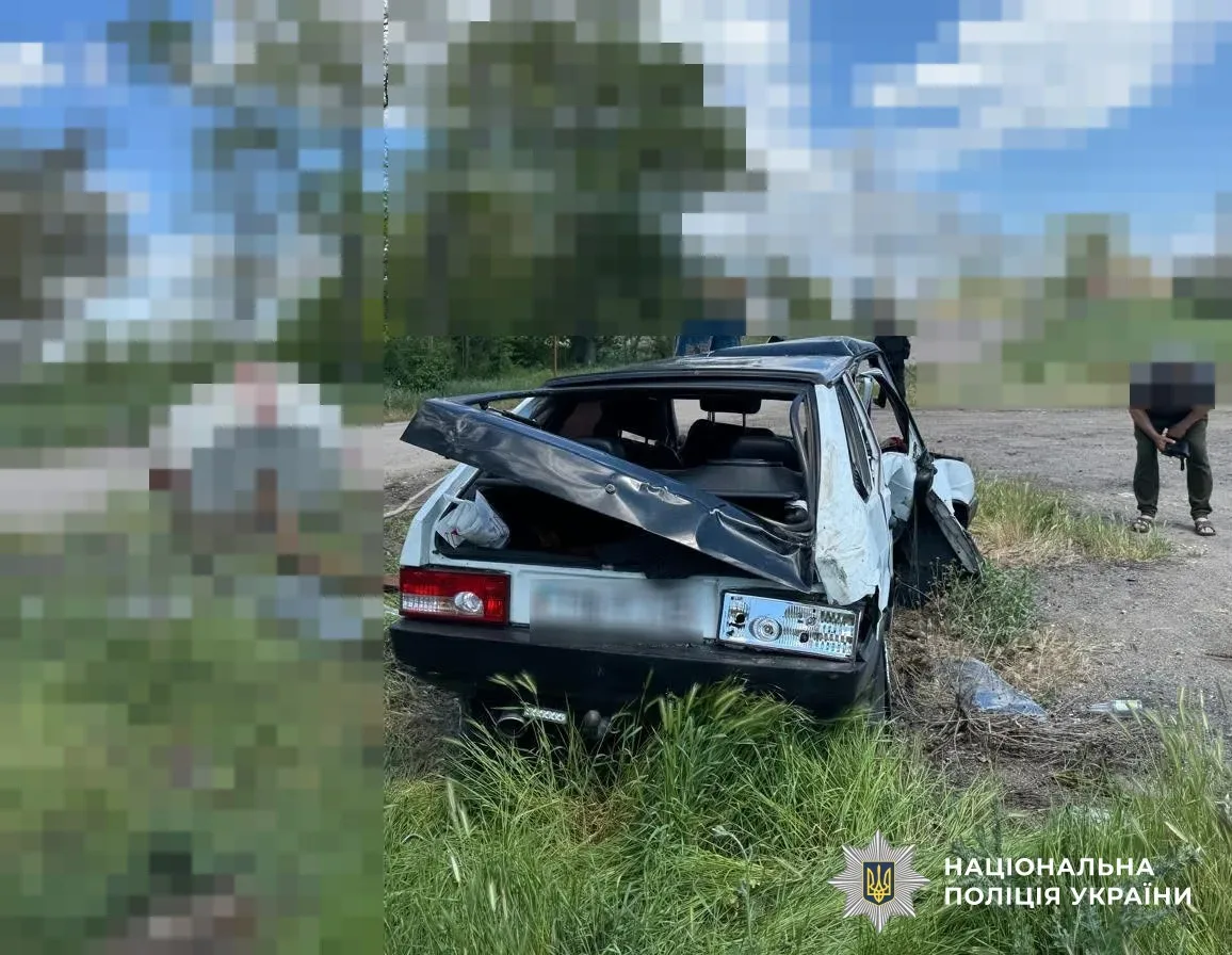Поліцейський оглядає місце смертельної ДТП, де перекинувся автомобіль «ВАЗ 21093» 2