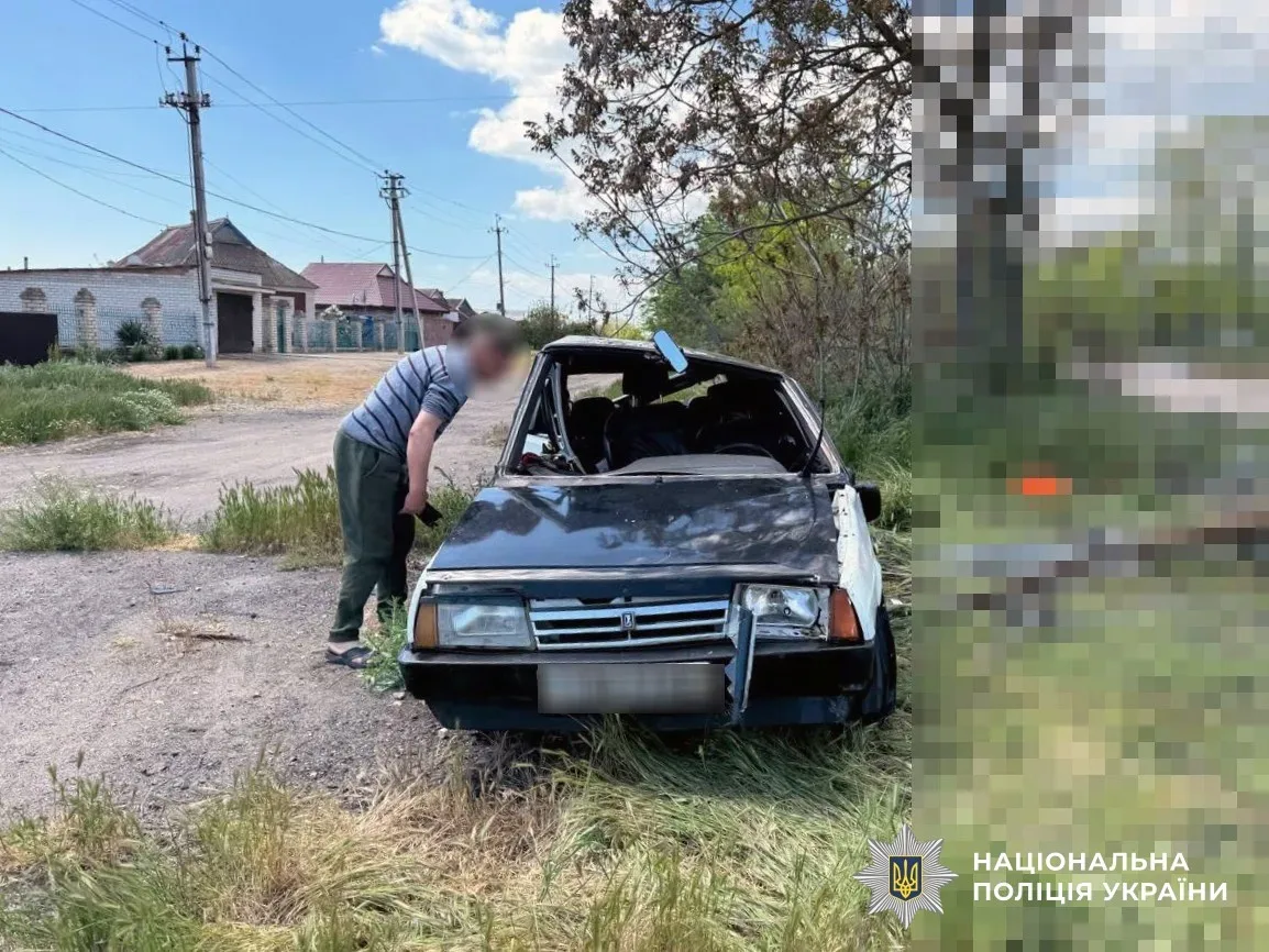 Поліцейський оглядає місце смертельної ДТП, де перекинувся автомобіль «ВАЗ 21093» 3