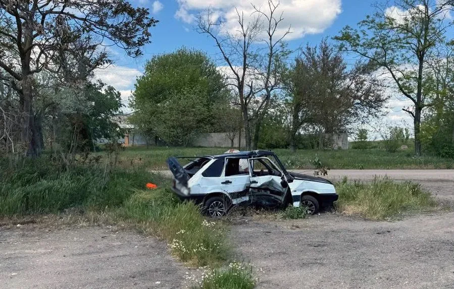 Поліцейський оглядає місце смертельної ДТП, де перекинувся автомобіль «ВАЗ 21093» 4
