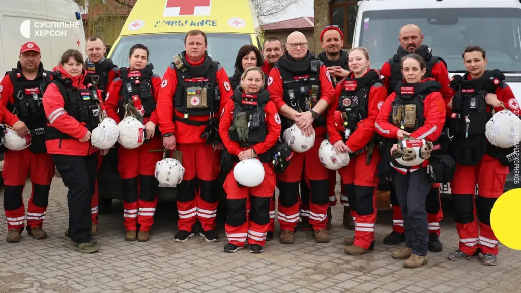 Волонтери Червоного Хреста на Херсонщині рятують людей під обстрілами