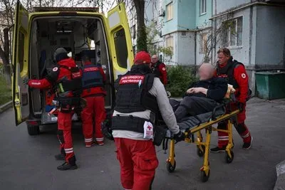 Волонтери Червоного Хреста на Херсонщині надають першу допомогу та евакуюють людей з небезпечних районів під обстрілами. 1