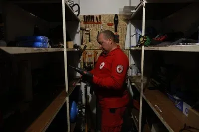 Волонтери Червоного Хреста на Херсонщині надають першу допомогу та евакуюють людей з небезпечних районів під обстрілами. 4