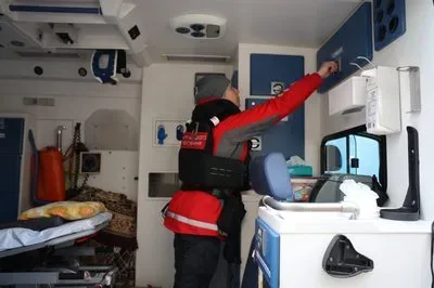 Волонтери Червоного Хреста на Херсонщині надають першу допомогу та евакуюють людей з небезпечних районів під обстрілами. 8