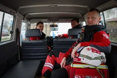 Волонтери Червоного Хреста на Херсонщині надають першу допомогу та евакуюють людей з небезпечних районів під обстрілами. 9