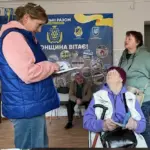 Волонтери передають пакунки дитячого харчування родинам переселенців з Херсонщини в Кривому Розі