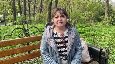 Жінка тримає документи, символізуючи труднощі оформлення спадщини на окупованій Херсонщині, де бракує доступу до майна. 1