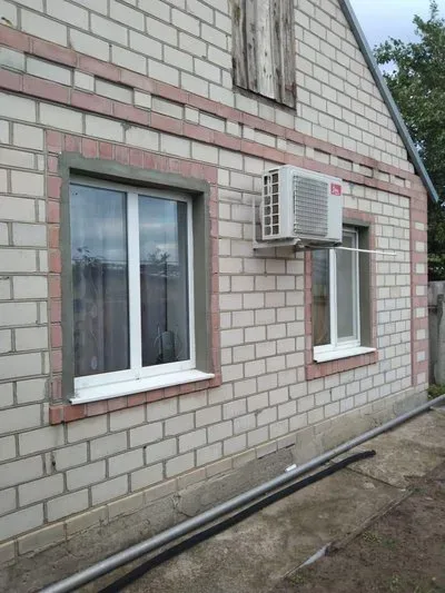 Жінка тримає документи, символізуючи труднощі оформлення спадщини на окупованій Херсонщині, де бракує доступу до майна. 2