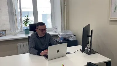 Жінка тримає документи, символізуючи труднощі оформлення спадщини на окупованій Херсонщині, де бракує доступу до майна. 3