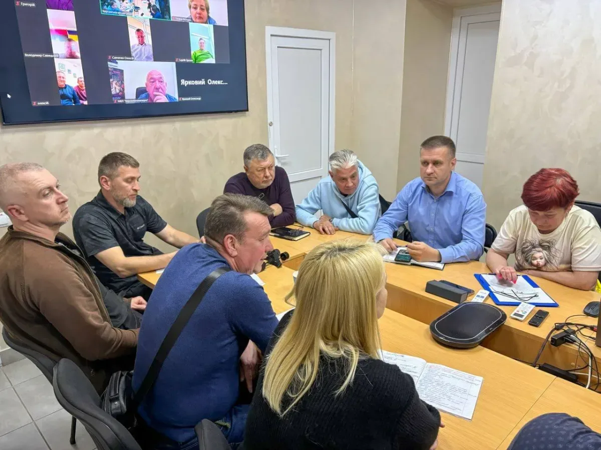 Ярослав Шанько під час наради з представниками комунальних служб Херсона обговорює питання безпеки та координації роботи 2