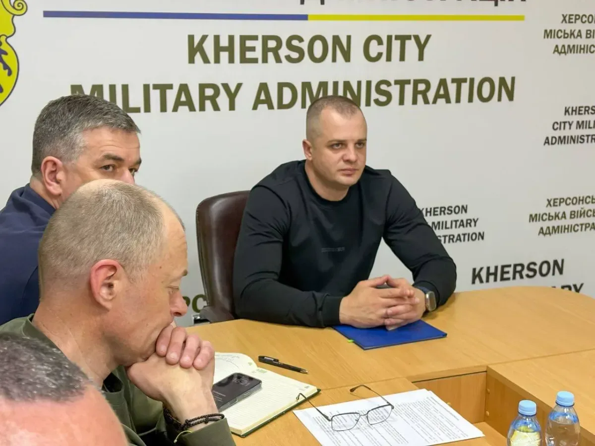 Ярослав Шанько під час наради з представниками комунальних служб Херсона обговорює питання безпеки та координації роботи 3