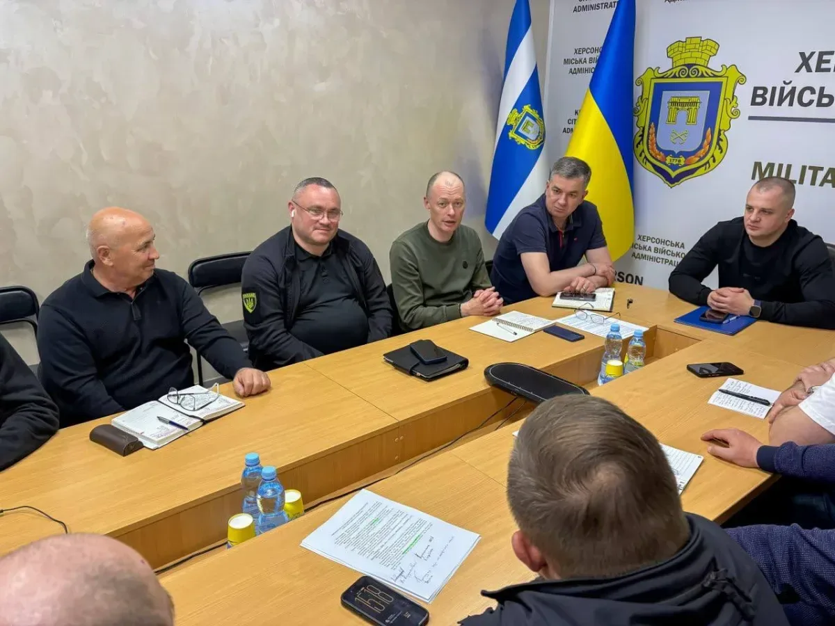Ярослав Шанько під час наради з представниками комунальних служб Херсона обговорює питання безпеки та координації роботи 4