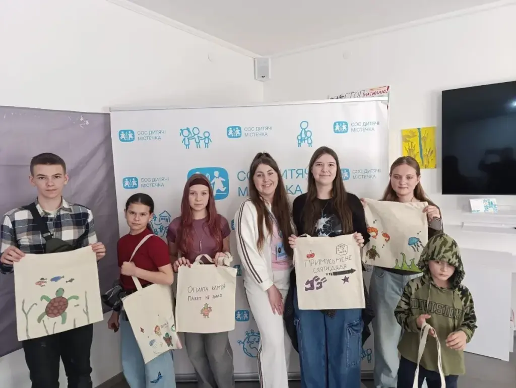 Юні переселенці Херсонщини створювали шопери та фігурки в Миколаєві й Одесі