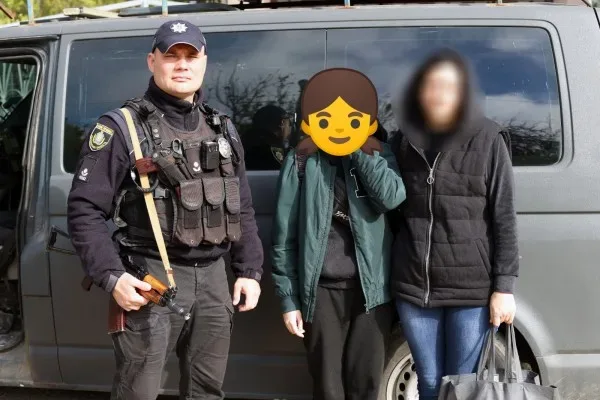 З небезпечного району Херсона евакуювали матір з 12-річною дитиною