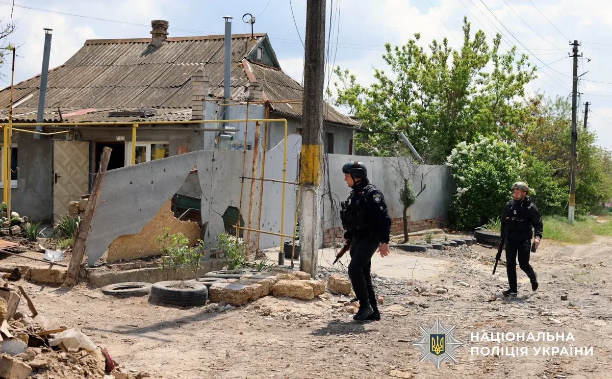 Поліцейські евакуюють родину броньованим транспортом з передмістя Херсона під час обстрілів 1
