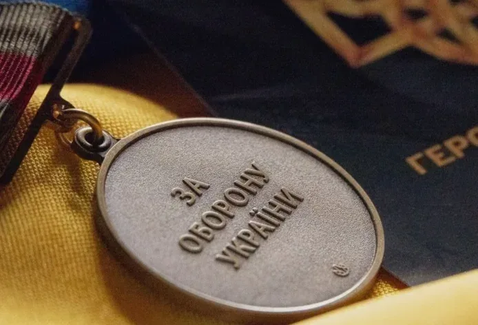 Олександр Павліченко з відзнакою Президента України «За оборону України» на грудях 1