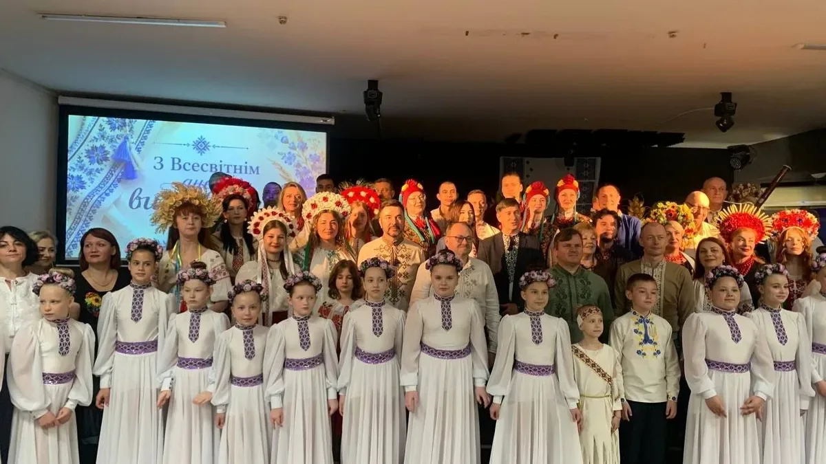 Володимир Клюцевський виступає на сцені до Дня вишиванки в Херсоні 1