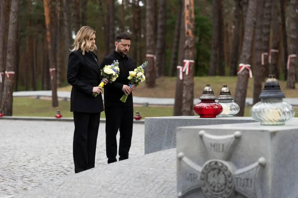 Президент України Володимир Зеленський та перша леді Олена Зеленська вшановують пам'ять загиблих у Биківні. 1