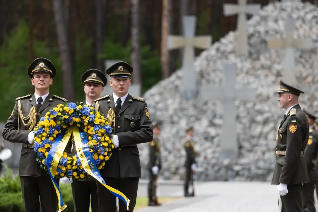 Президент України Володимир Зеленський та перша леді Олена Зеленська вшановують пам'ять загиблих у Биківні. 2