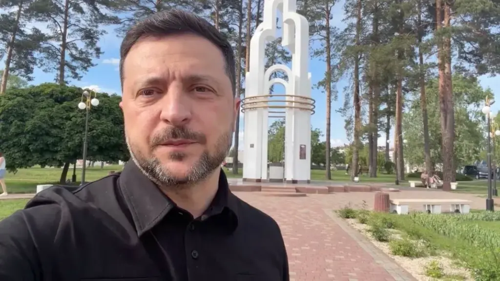 Зеленський подякував СБУ за “далекобійні санкції” по НПЗ та відповів окупанту на Херсонщині