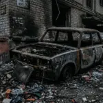 Знищений автомобіль після нічного удару дрона у дворі житлового будинку Херсона, травень 2026