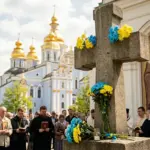 Україна відзначає День слов'янської писемності та культури: молебень біля Михайлівського Золотоверхого монастиря на честь святих учителів Кирила і Мефодія.