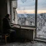 Херсон 2026 — людина дивиться у вікно, місто під обстрілами, психологічна стійкість