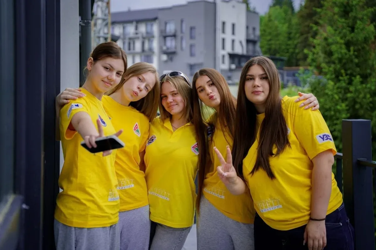 Група дітей та підлітків з Херсонщини, можливо, під час спортивних занять або майстер-класів на Закарпатті. 2