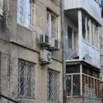 Рятувальники надають допомогу постраждалому підлітку після обстрілу в Херсоні.