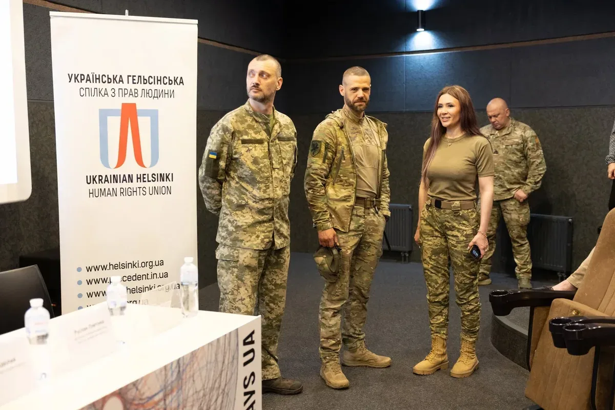 Логотип фестивалю Docudays UA та кінокамера на фоні міських декорацій. 3