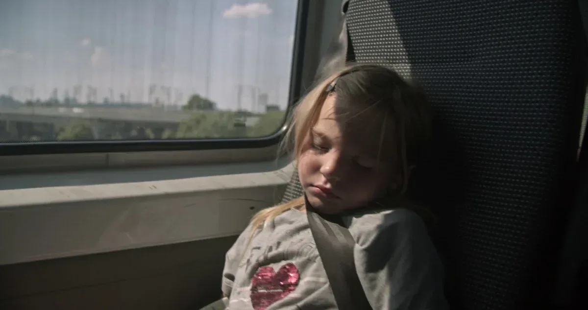 Логотип фестивалю Docudays UA та кінокамера на фоні міських декорацій. 5