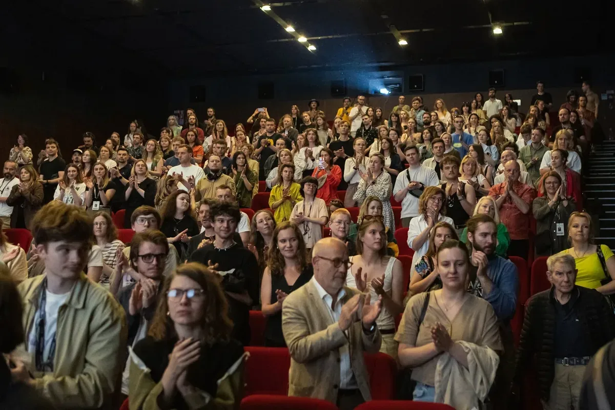 Логотип фестивалю Docudays UA та кінокамера на фоні міських декорацій. 9