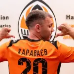 Футболіст Олександр Караваєв у формі футбольного клубу Шахтар на футбольному полі.