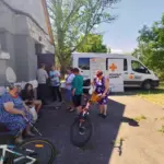 Медичні працівники надають консультації та допомогу пацієнтам у мобільній клініці Fortitude на Бериславщині.