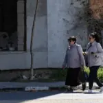 Люди, що отримують гуманітарну допомогу на Херсонщині