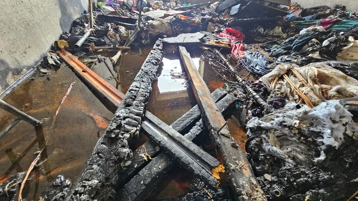 Рятувальники надають допомогу чоловіку після дронової атаки на багатоповерхівку в Херсоні. 1