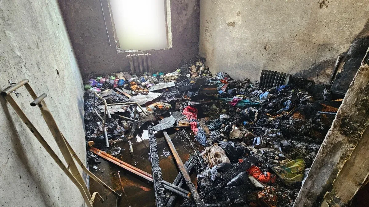 Рятувальники надають допомогу чоловіку після дронової атаки на багатоповерхівку в Херсоні. 3