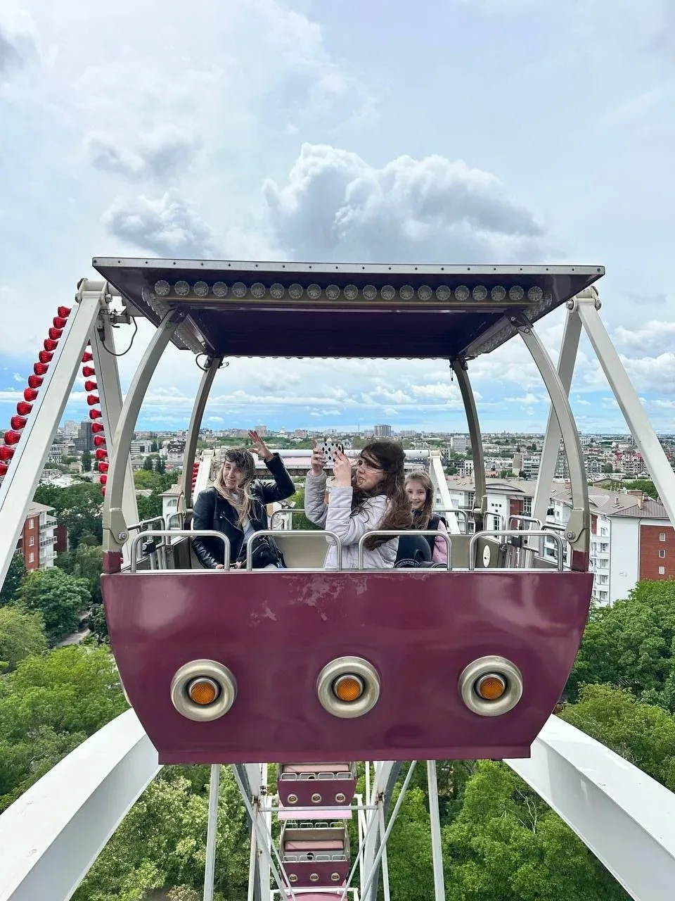 Діти з Херсонщини на фестивалі KIDS FEST в Одесі, беруть участь у розвагах. 1