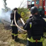 Рятувальники гасять пожежу на пшеничному полі в Херсонській області після російського обстрілу