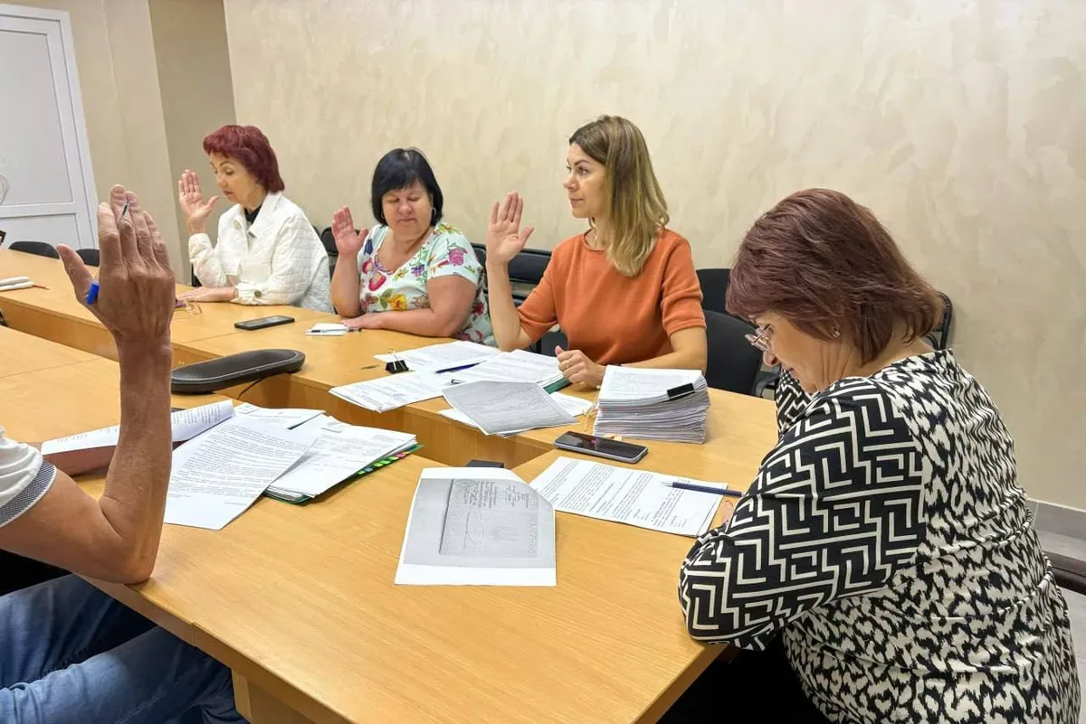 Люди отримують грошову допомогу у Херсоні 1
