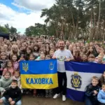 Діти та дорослі на благодійному фестивалі в Ірпені, радісна атмосфера, багато людей