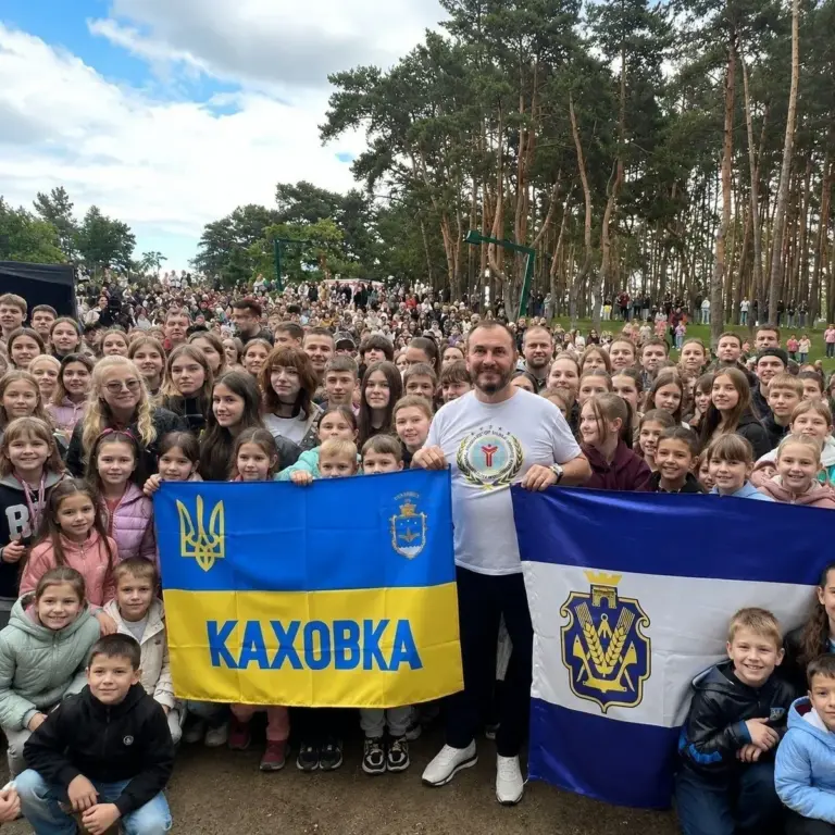 Діти та дорослі на благодійному фестивалі в Ірпені, радісна атмосфера, багато людей