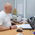 Група дітей та дорослих, які символізують допомогу та підтримку на Херсонщині