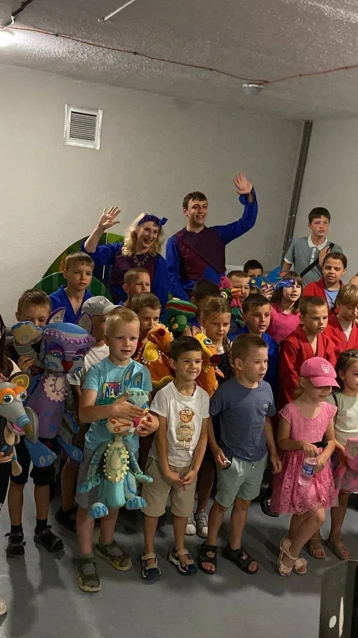 Актори Херсонського лялькового театру виступають для дітей на Херсонщині. 3